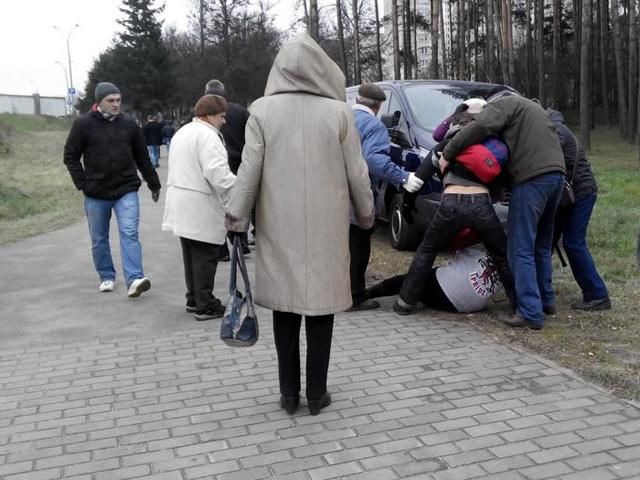 У Мінську учасників мітингу арештували за прапор України