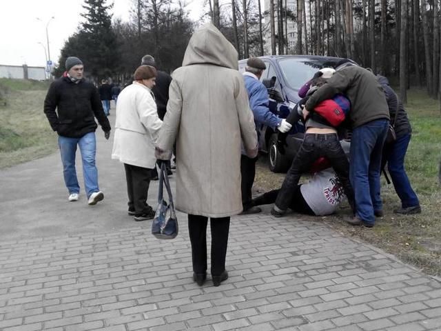 В Минске митингующих арестовали за флаг Украины