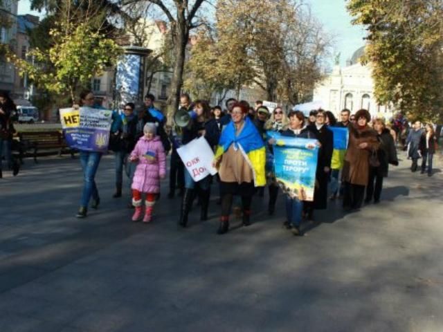 Во Львове переселенцы из Донбасса протестовали против псевдовыборов "ДНР" (Фото)