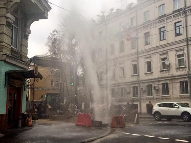 У центрі Києва з-під землі вирвався фонтан гарячої води (Фото)