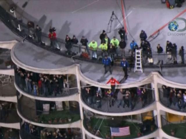 У США канатоходець пройшовся без страховки між хмарочосами (Відео) У США канатоходець пройшовся без страховки між хмарочосами (Відео)