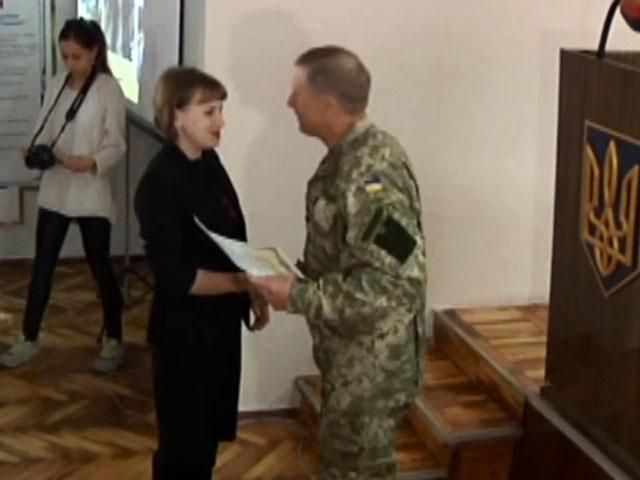В Запорожье военные наградили волонтеров (Видео) В Запорожье военные наградили волонтеров (Видео)