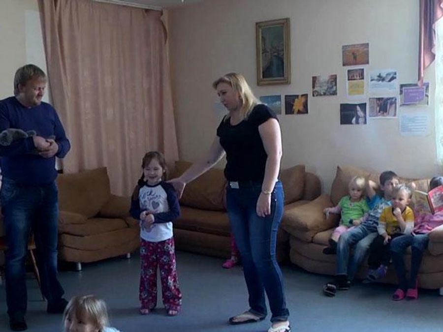 Бизнесмен подарил беженцам из Донбасса дом в Киеве (Видео) Бизнесмен подарил беженцам из Донбасса дом в Киеве (Видео)
