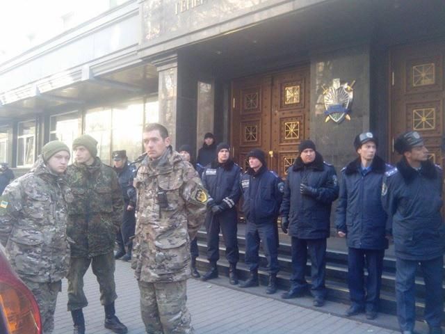 Родственники военных 51-й бригады пикетируют ГПУ (Фото) Родственники военных 51-й бригады пикетируют ГПУ (Фото)