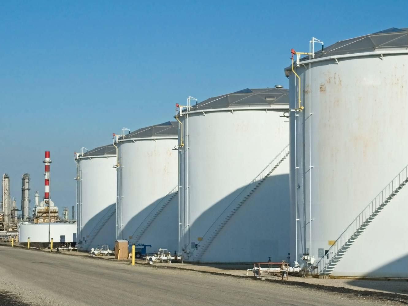 Великі нафтові компанії скорочують виробництво Великі нафтові компанії скорочують виробництво