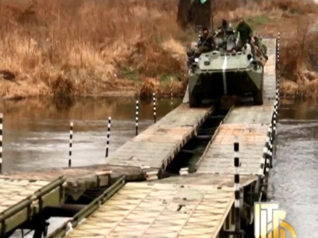 Украинцы возвели через реку Северский Донец стратегически важный мост (Видео)