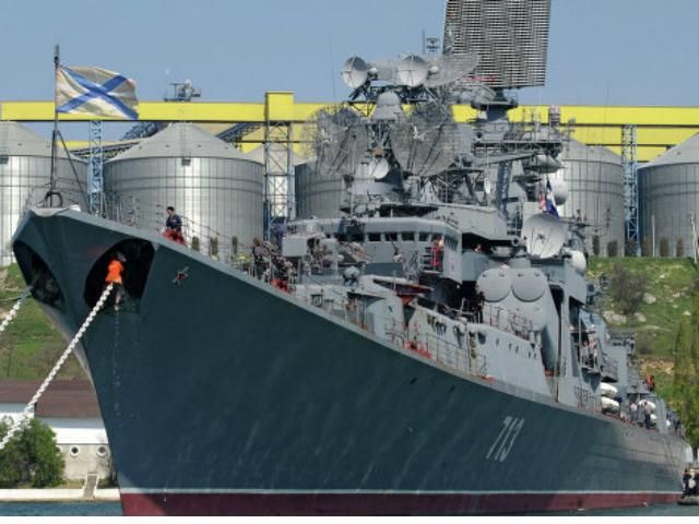 В Севастополе вспыхнул российский военный корабль