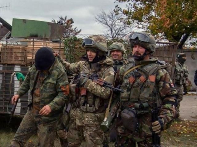 Самые актуальные фото 4 ноября: террорист в плену бойцов АТО, очередь  за едой в Донецке
