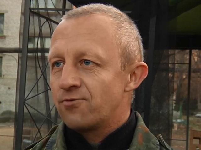 Отец Михаил на блокпостах в Славянске проводит молебны (Видео)