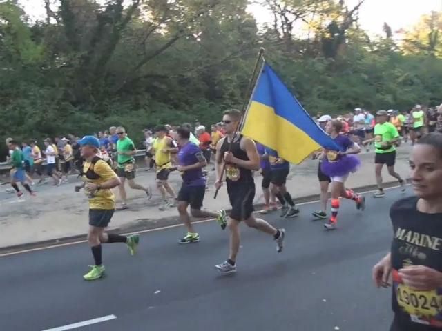 В США одессит пробежал марафон с украинским флагом в руках