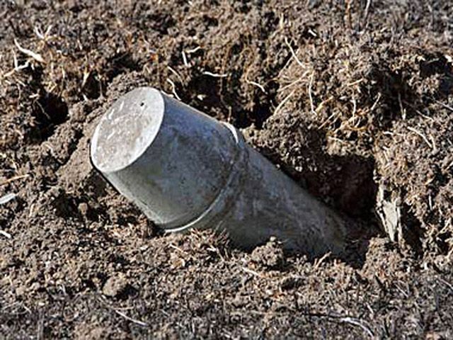 За попередніми даними, снаряд на шкільний стадіон у Донецьку потрапив з боку Тоненького