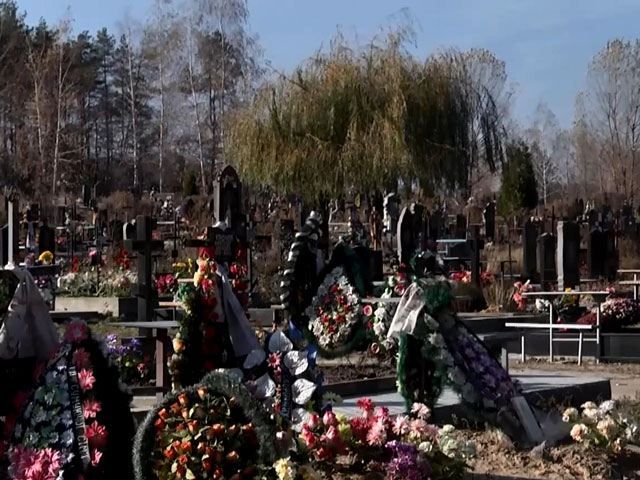 На Київщині біля могил героїв "Небесної Сотні" влаштували сміттєзвалище (Відео)