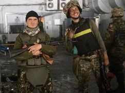 Самые актуальные фотографии 5 ноября: "киборги" держат аэропорт, в Киеве защищают язык