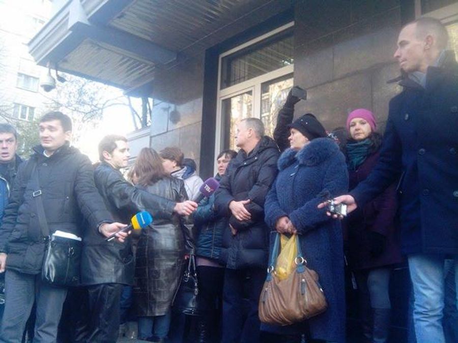Генпрокурор прийняв родичів бійців АТО лише після того, як вони оголосили голодування Генпрокурор прийняв родичів бійців АТО лише після того, як вони оголосили голодування