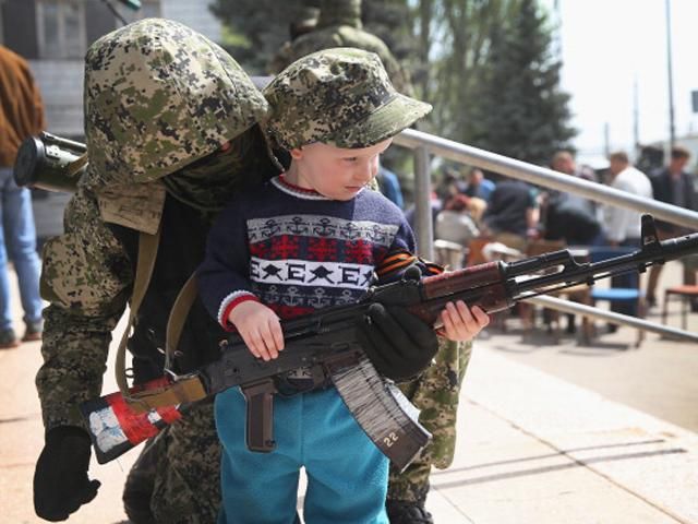 Террористы требуют изменить таблички на школах Донбасса (Фото)