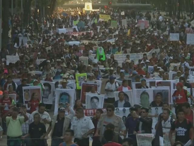 У Мехіко тисячі людей продовжують протести через зникнення студентів