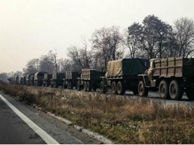 Через Луганскую область проехала колонна из 50 КамАЗов Через Луганскую область проехала колонна из 50 КамАЗов