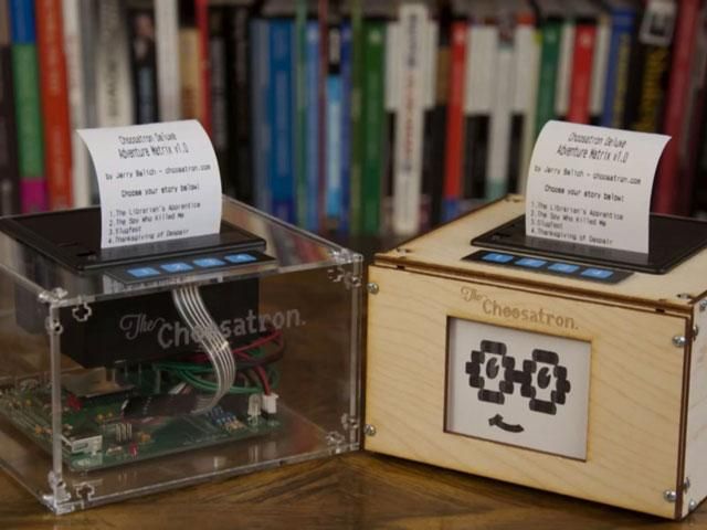 Принтер Choosatron печатает книги на бумажной ленте Принтер Choosatron печатает книги на бумажной ленте