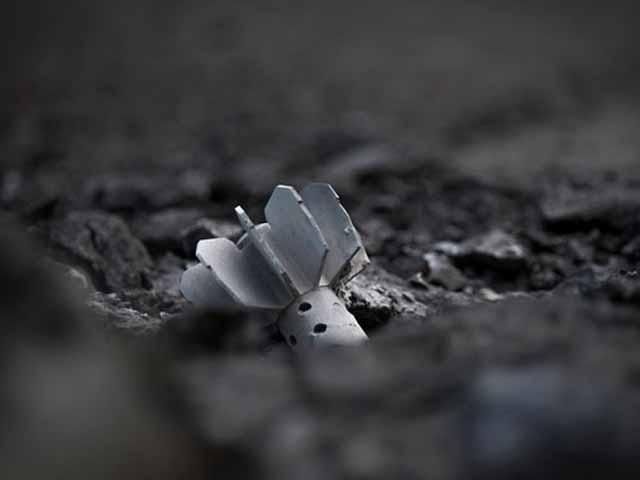 В Луганской области снаряд боевиков упал на территорию школы В Луганской области снаряд боевиков упал на территорию школы