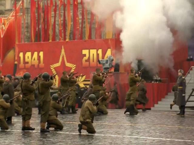 По Красной площади прошел военный марш (Видео)