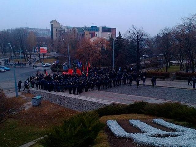 Харків: комуністку облили зеленкою, активісту розбили обличчя (Фото. Відео) Харків: комуністку облили зеленкою, активісту розбили обличчя (Фото. Відео)