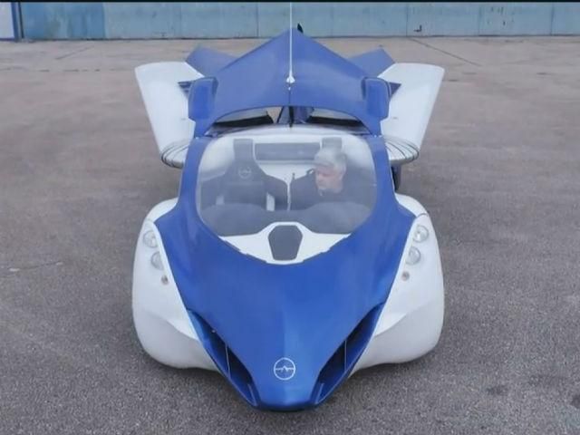 Словацька фірма AeroMobil представила серійну версію літаючого автомобіля