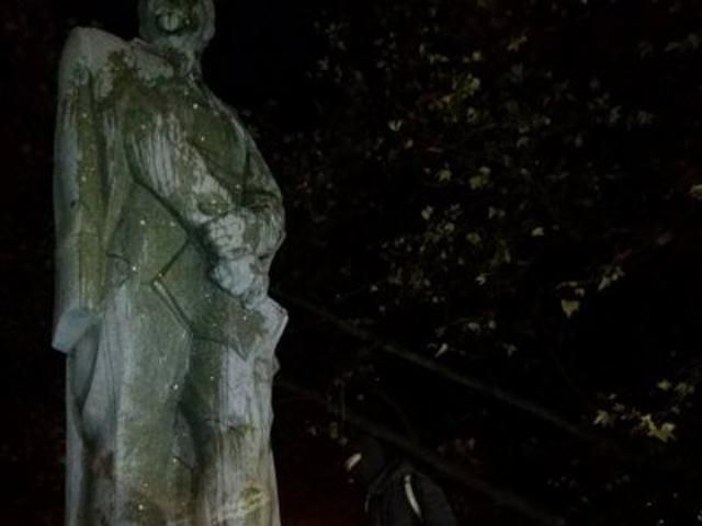 У Запоріжжі валять пам'ятник Дзержинському (Фото)
