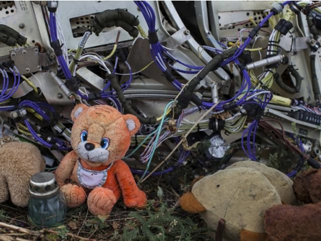 З Харкова до Нідерландів відправили п'ять трун з останками жертв Boeing 777 З Харкова до Нідерландів відправили п'ять трун з останками жертв Boeing 777