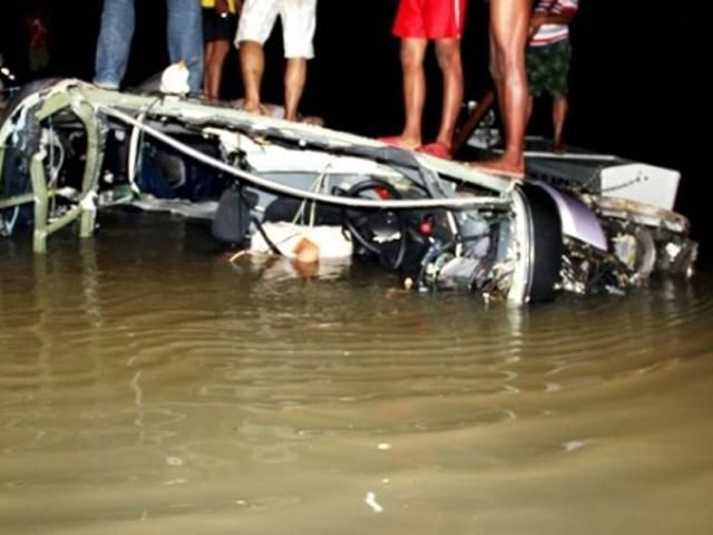 В Бразилии автобус упал в реку: погибли 9 человек