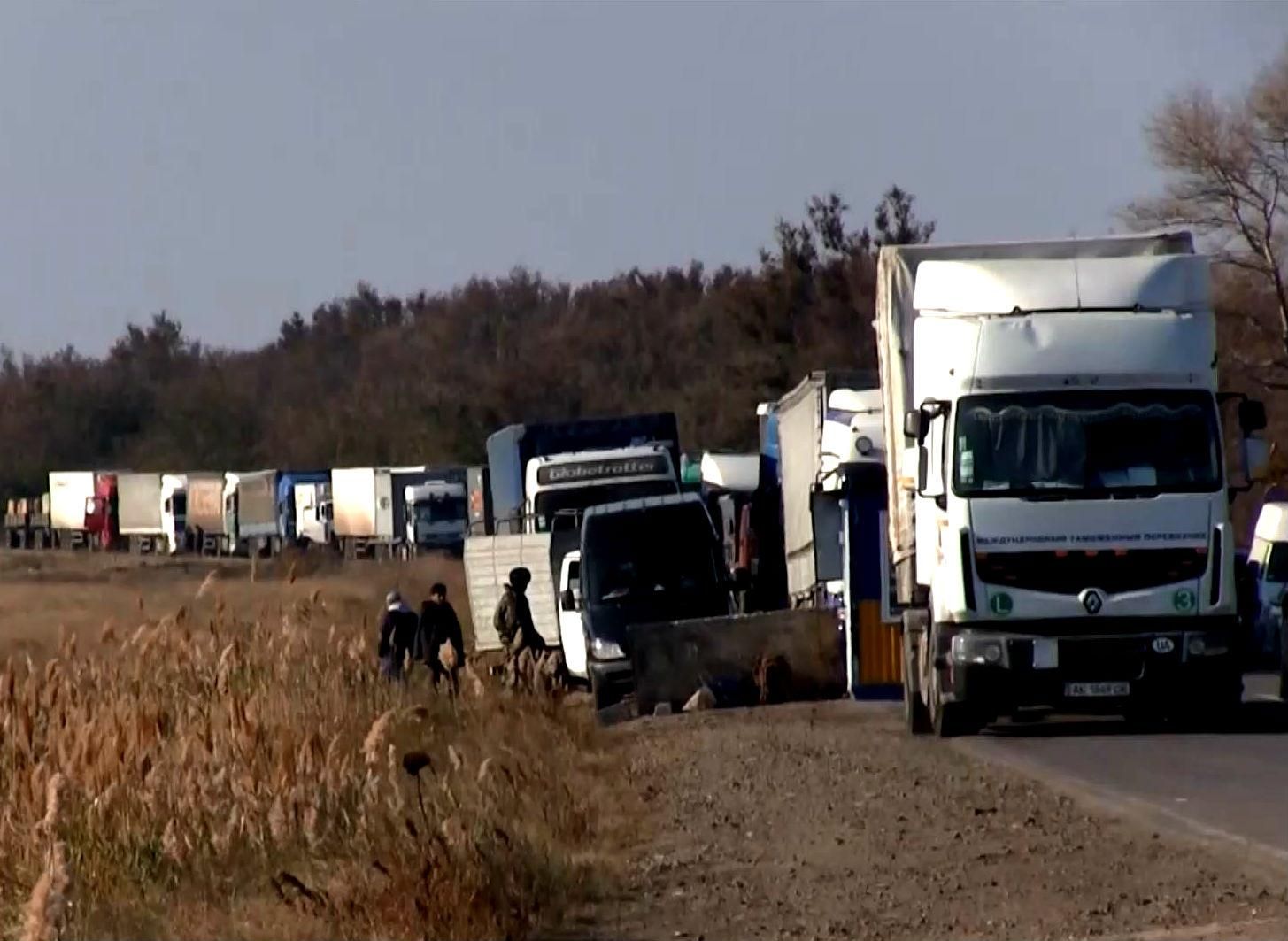ГПСУ объяснила, почему владельцы грузовиков вынуждены простаивать в огромных очередях