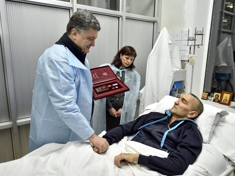 Порошенко вручив полковнику Гордійчуку Зірку Героя України Порошенко вручив полковнику Гордійчуку Зірку Героя України