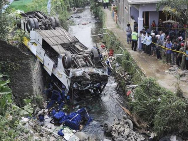 В Эквадоре с 300-метровой высоты упал автобус: минимум 15 погибших В Эквадоре с 300-метровой высоты упал автобус: минимум 15 погибших
