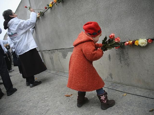 Німеччина святкує 25-річчя падіння Берлінської стіни (Фото) Німеччина святкує 25-річчя падіння Берлінської стіни (Фото)