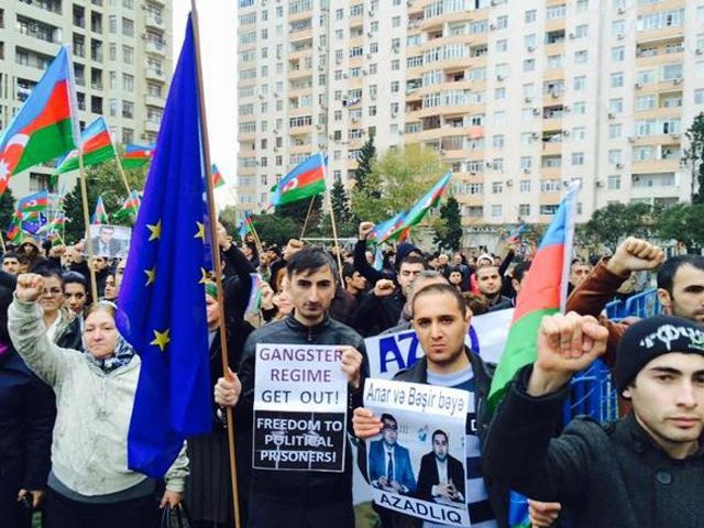 В Баку оппозиционеры требуют отставки Президента и освобождения политзаключенных (Фото) В Баку оппозиционеры требуют отставки Президента и освобождения политзаключенных (Фото)