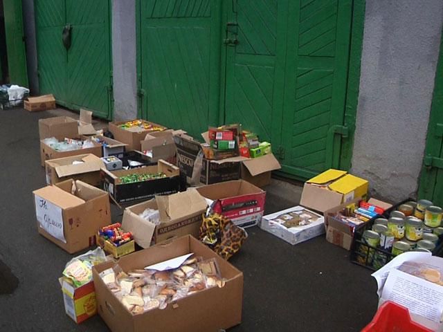 Волиняни відправили більше 1500 сухпайків бійцям в зону АТО (Відео) Волиняни відправили більше 1500 сухпайків бійцям в зону АТО (Відео)