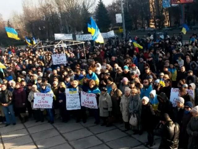 Найактуальніші фото 9 листопада: віче в Маріуполі, прощання з полеглим десантником