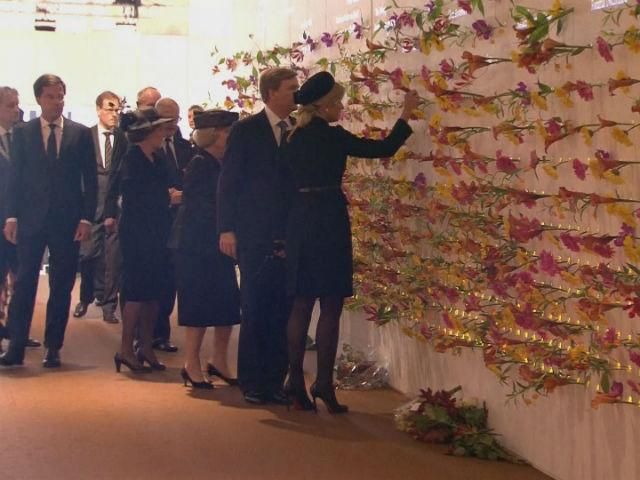 В Нидерландах вспомнили жертв катастрофы малайзийского лайнера В Нидерландах вспомнили жертв катастрофы малайзийского лайнера