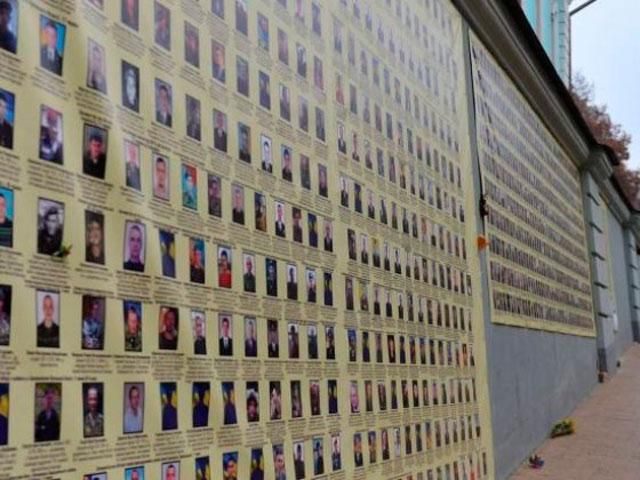  В Киеве появилась “Стена плача” по погибшим героям (Фото)