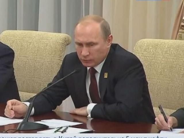 Путин убеждает премьера Малайзии, что место падения Боинга-777 обстреливают украинцы Путин убеждает премьера Малайзии, что место падения Боинга-777 обстреливают украинцы