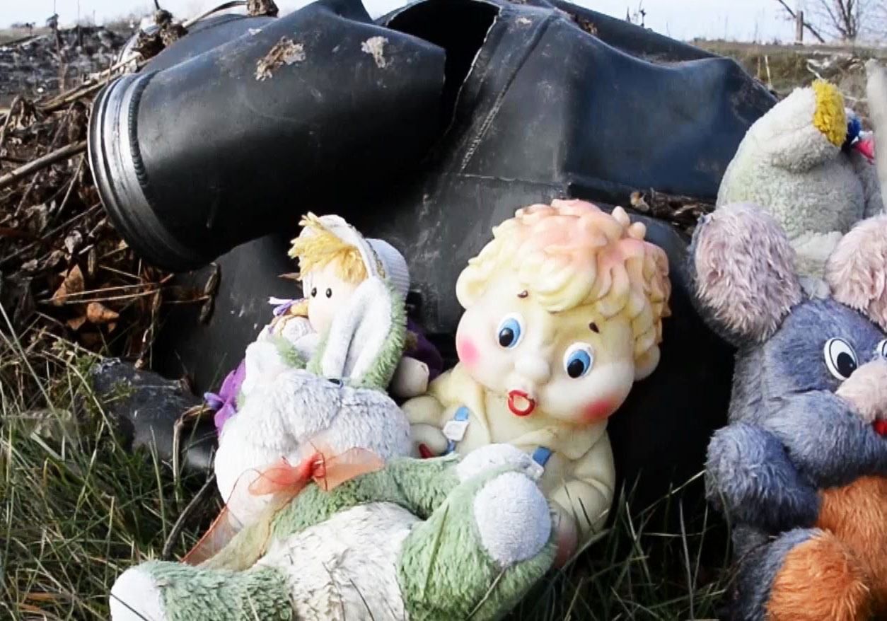 Обломки Boeing-777 беспокоят местных жителей (Видео) Обломки Boeing-777 беспокоят местных жителей (Видео)