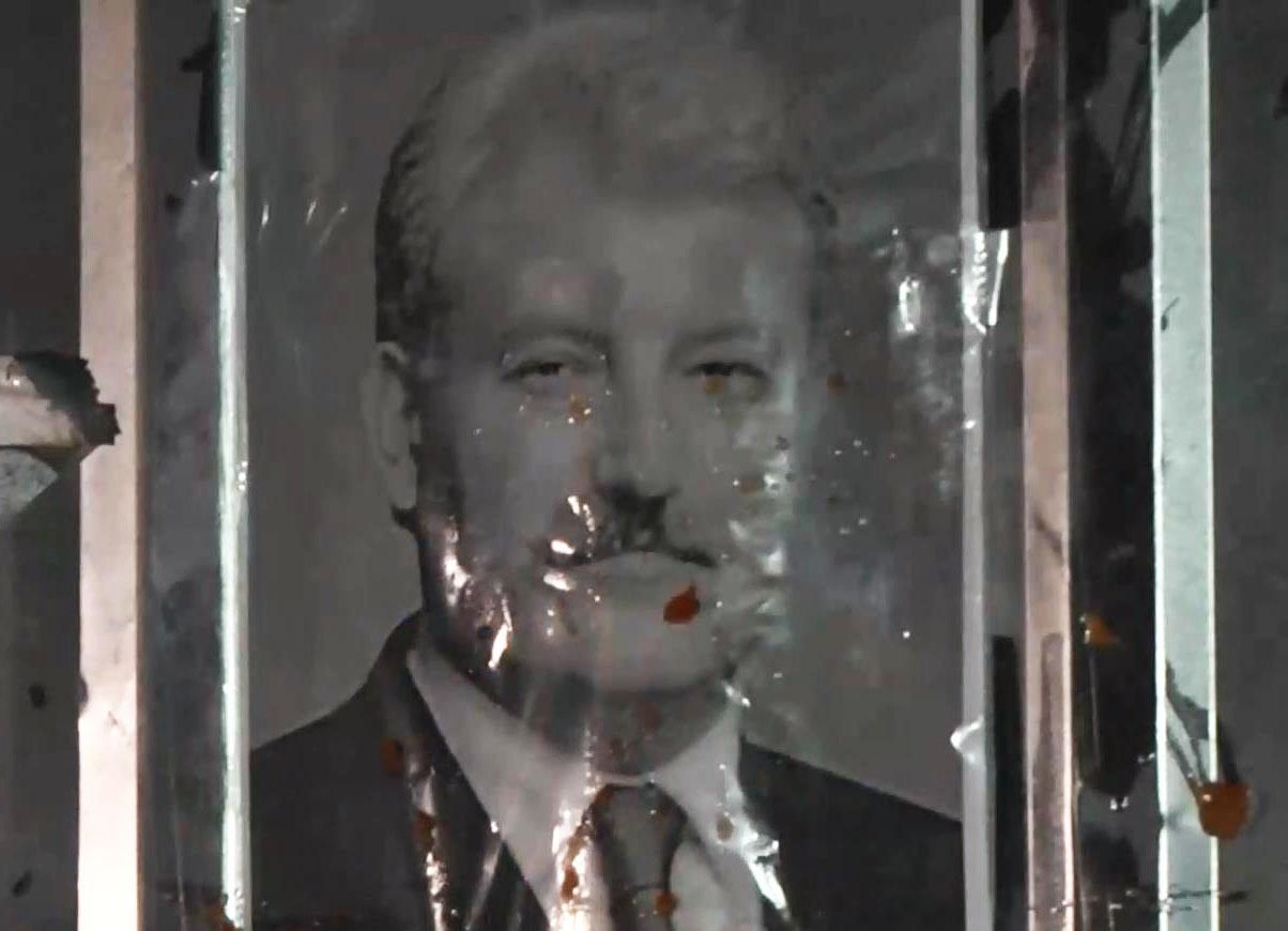 Кияни люстрували керівника будівельної компанії помідорами Кияни люстрували керівника будівельної компанії помідорами