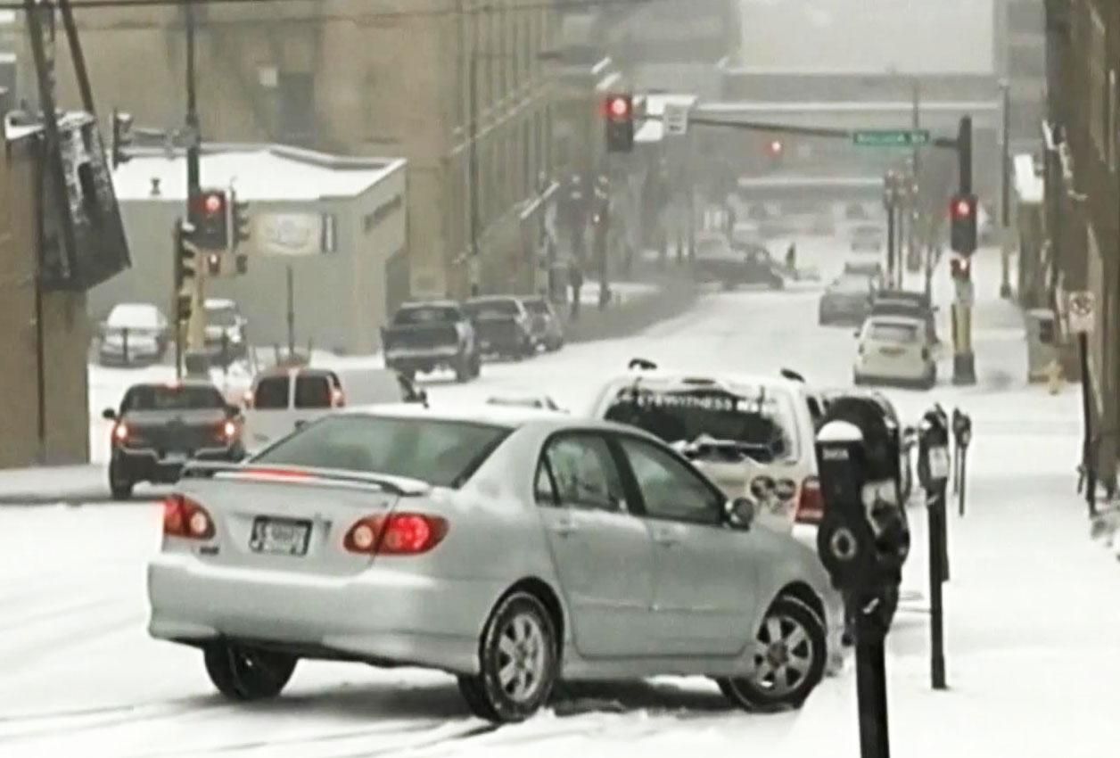 Снігопад у двох штатах США перетворився на стихійне лихо (Відео)
