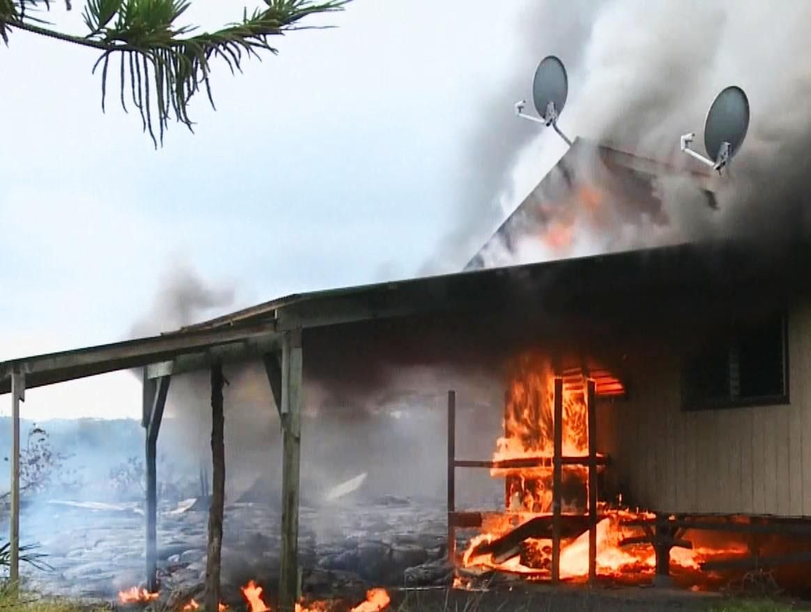 На Гавайях потоки лавы добрались до жилых домов (Видео)