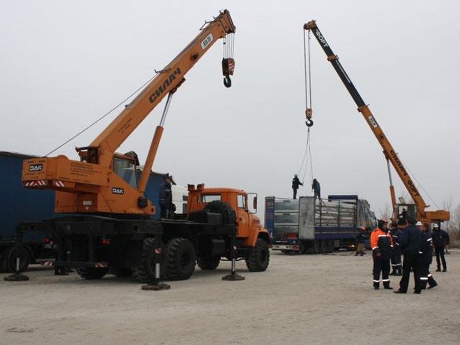 Біженців поселять у переносні будинки (Фото) Біженців поселять у переносні будинки (Фото)