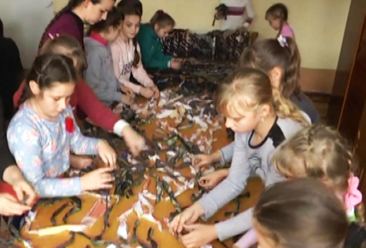 Тернопільські школярі плетуть захисні сітки для солдатів
