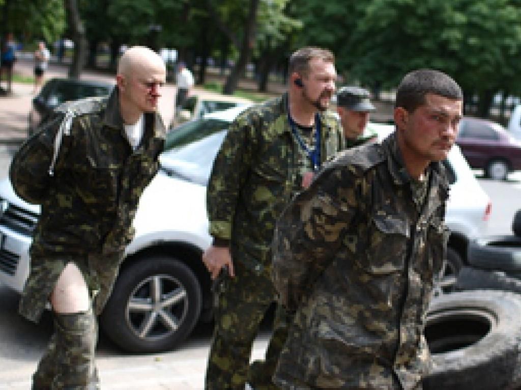 Из плена освобождены 4 военных, — Порошенко Из плена освобождены 4 военных, — Порошенко