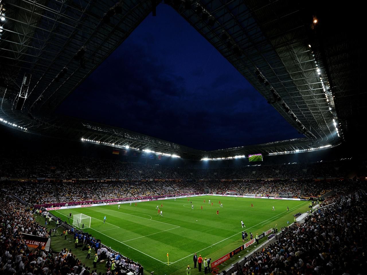 На стадіоні "Арена-Львів" шукають вибуховий пристрій На стадіоні "Арена-Львів" шукають вибуховий пристрій