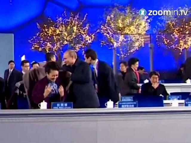 Путин, угождая первой леди Китая, вызвал дипломатический конфуз Путин, угождая первой леди Китая, вызвал дипломатический конфуз