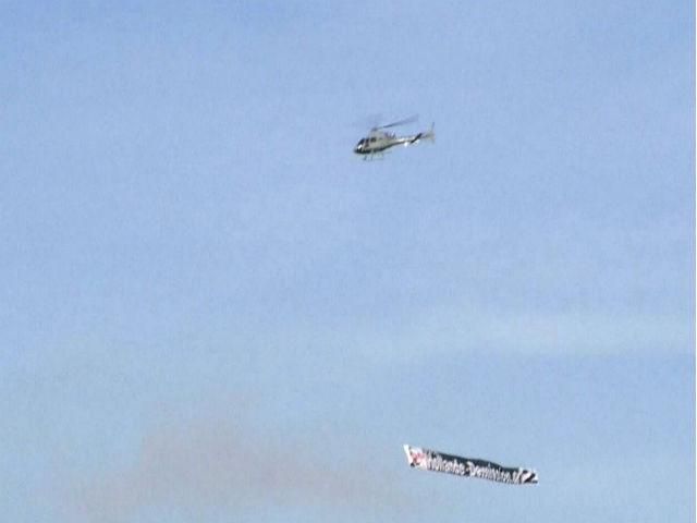 У Франції активісти оригінально попросили президента піти У Франції активісти оригінально попросили президента піти