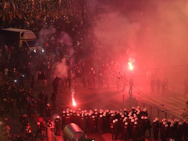 Беспорядки в Польше: более 200 задержанных, 4 раненых (Фото. Видео) Беспорядки в Польше: более 200 задержанных, 4 раненых (Фото. Видео)